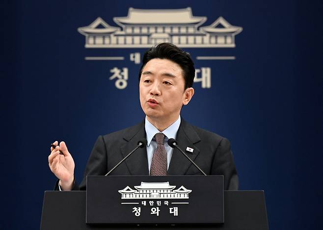 강훈식 비서실장이 6일 청와대 춘추관에서 UAE체류 국민 귀국 지원과 원유 확보와 관련된 브리핑을 하고 있다. 청와대사진기자단