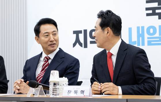 2025년 11월 12일 서울 여의도 국민의힘 중앙당사에서 열린 지방선거총괄기획단 및 시·도 광역단체장 연석회의에 참석한 장동혁 국민의힘 대표와 오세훈 서울시장. 뉴스1