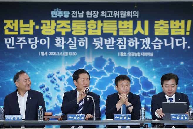 더불어민주당 정청래 대표가 6일 전남 영광농협에서 열린 최고위원회의에서 발언하고 있다. 연합뉴스