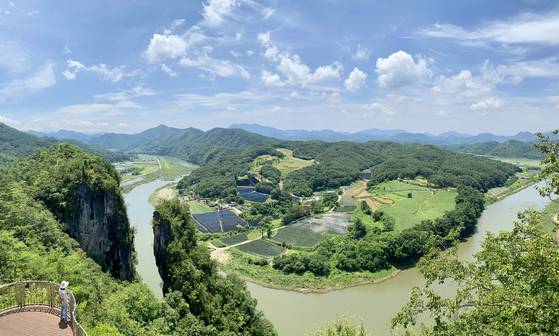 강원도 영월군 영월읍 방절리 선돌. 단종은 유배길 마지막날 유배지인 영월읍 청령포로 향하면서 이 근처를 지나갔다. 김홍준 기자