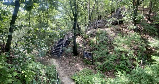 단종(1441~1457)이 강원도 영월군 청령포로 유배 가면서 넘은 세 번째 행치. 경기도 여주시 강천면 간매리에서 부평리로 넘어가는 고개다. 김홍준 기자