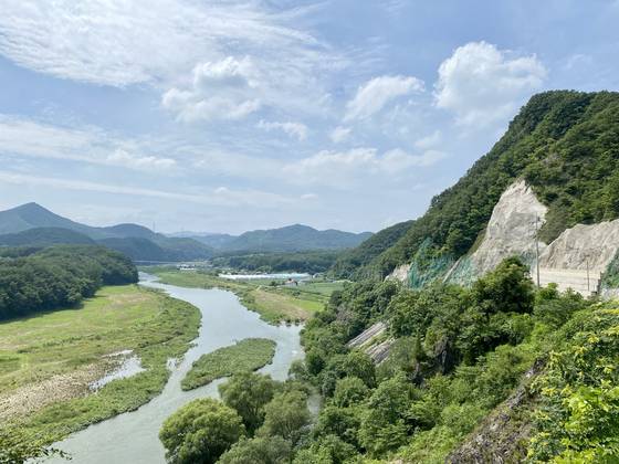 강원도 영월 주천강을 옆에 끼고 있는 고개 군등치(君登峙)는 단종이 유배지 청령포로 향하던 중 ″여기가 어디냐″고 묻자 수행원이 ″오늘부터 군등치라고 부르겠습니다″고 답하면서 생긴 이름이다. 노산군이 된 단종이 오른 곳이라는 뜻이다. 김홍준 기자