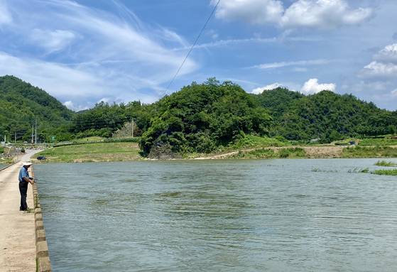 강원도 영월군 남면 북쌍리의 옥녀봉. 단종이 왕비 정순왕후처럼 다소곳하다며 붙인 이름이라고 전해진다. 김홍준 기자