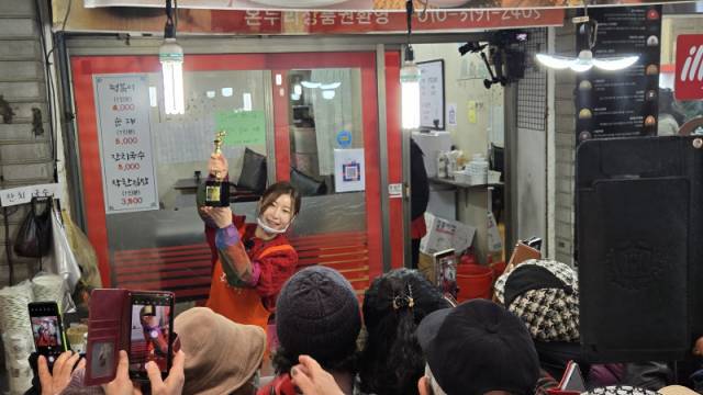 ▲ 이소나가 7일 춘천 후평1단지시장에서 ‘미스트롯4’ 우승 트로피를 들어올리고 있다.  김진형 기자