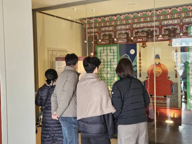 ▲ 8일 장릉 단종역사관 내 단종 어진(御眞)을 보며 관람객들이 영화 속 단종 분위기를 소환하고 있다.  방기준 기자