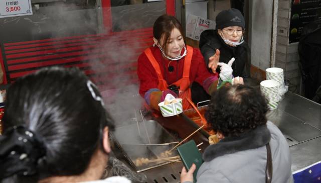▲ ‘미스트롯4’의 진을 차지한 춘천 출신 가수 이소나가 7일 춘천 후평1단지 시장을 찾아 시민들에게 100인분의 분식 제공 일일 이벤트를 하고 있다. 방도겸 기자
