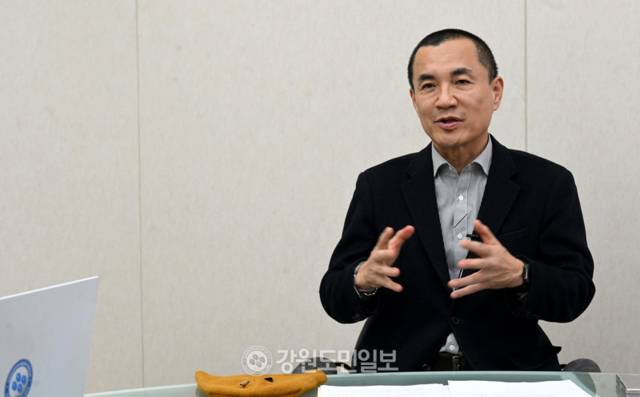 ▲ 강원특별법 조기 처리를 촉구하며 삭발 투쟁에 나섰던 김진태 강원도지사가 4일 본사 스튜디오에서 박지은 정치부장과 ‘6·3 지방선거 직격인터뷰’를 가졌다. 김정호 기자