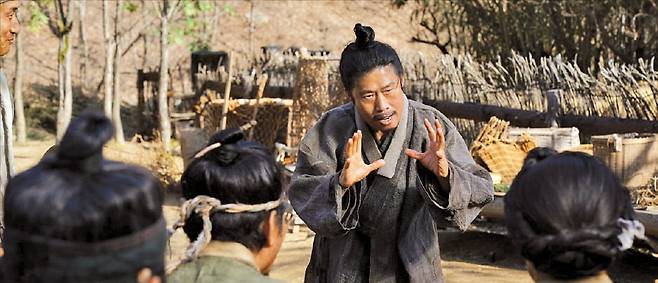 8일 1100만 관객을 돌파한 영화 ‘왕과 사는 남자’에서 엄흥도 역을 맡은 배우 유해진이 동네주민들에게 이야기를 하는 연기를 하고 있다.  쇼박스 제공