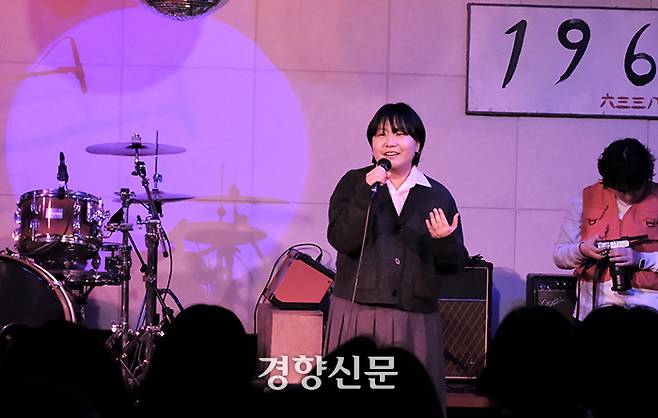 3월 8일 서울 서대문구 채널 1969에서 여성의날을 맞아 열린 스탠드업코미디 공연<암탉이 울면 나라가 망한다!>에서 서울스탠드업 코미디언 최기문씨가 코미디를 선보이고 있다. 서현희 기자