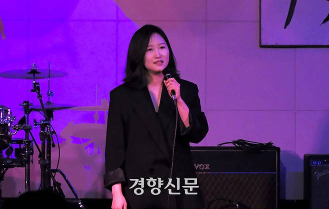 3월 8일 서울 서대문구 채널 1969에서 여성의날을 맞아 열린 스탠드업코미디 공연<암탉이 울면 나라가 망한다!>에서 서울스탠드업 코미디언 강안리씨가 코미디를 선보이고 있다. 서현희 기자