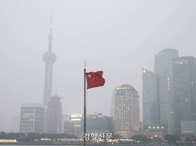 중국 경제 중심지 상하이 푸둥지구 건너편에 오성홍기가 나부끼고 있다. 2025년 12월 촬영/박은하 기자