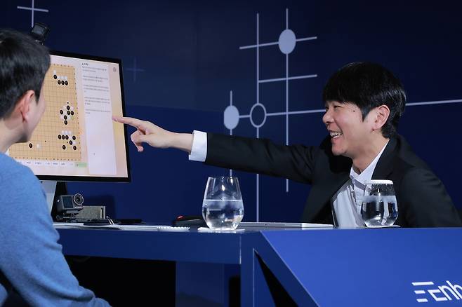 이세돌 9단이 ‘알파고 대국’ 10주년을 맞은 9일 서울 종로구 포시즌스호텔에서 인공지능(AI) 스타트업 인핸스의 AI 에이전트와 실시간 협업하여 만든 바둑 프로그램을 시연하고 있다. 연합뉴스