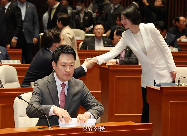 9일 국민의힘 긴급 의원총회에 참석한 장동혁 대표(왼쪽)가 무거운 표정을 짓는 뒤에서 친한동훈계인 배현진 의원이 웃으며 동료 의원과 악수하고 있다.  박민규 선임기자