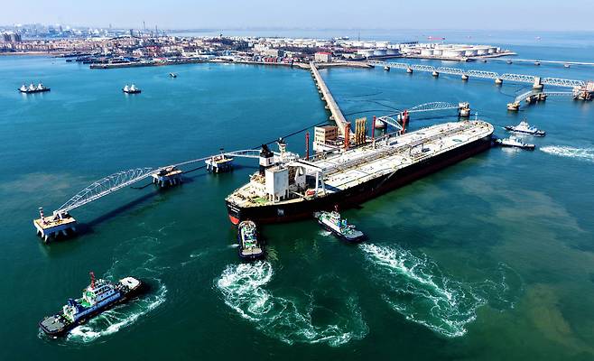 지난 7일 중국 산둥성 칭다오 항구에서 원유 운반선이 접안 시설로 안내되고 있다. AFP연합뉴스