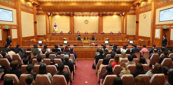 2019년 헌법재판소 대심판정에서 헌법재판관들이 헌법소원 사건에 대한 결정을 내리고 있다. 국제신문DB