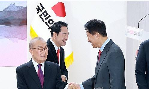 국민의힘 장동혁 대표와 오세훈 서울시장이 신년인사회에서 악수하고 있다. 연합뉴스