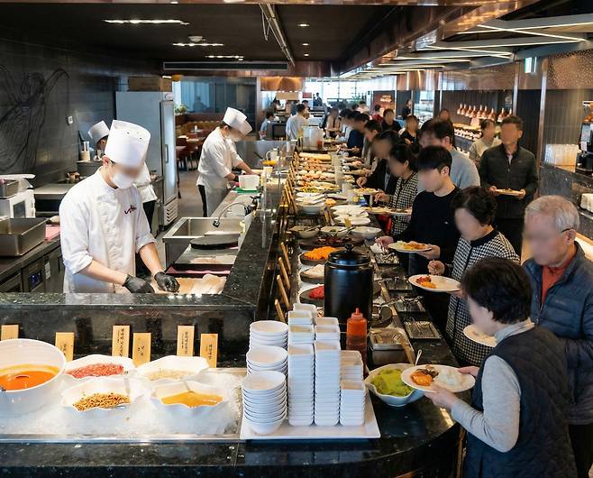 People eat at the seafood buffet Makino Chaya Black31 Jamsil Lotte Tower branch in southern Seoul in this undated photo. [CHOI HYUN-JU]
