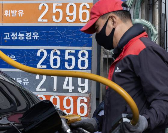 A man pumps gas at a gas station in Seoul on March 9. [JOONGANG ILBO]