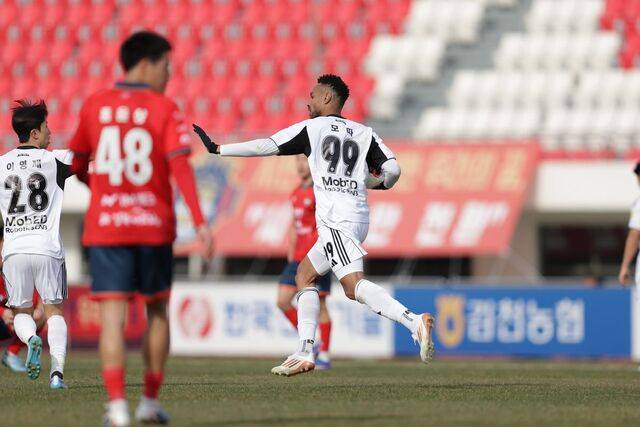 8일 김천 상무와의 경기에서 동점골을 넣고 세리머니 하는 전북 현대 모따. 한국프로축구연맹 제공
