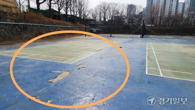광명시 사성공원 체육시설 내 코트 곳곳이 들떠 있거나 찢어진 채 방치되고 있다. 한준호기자