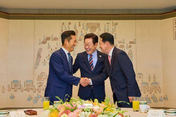 ▲2025년 9월8일 이재명 대통령(가운데)이 청와대를 찾은 정청래 더불어민주당 대표(왼쪽)와 장동혁 국민의힘 대표(오른쪽)와 인사를 나누고 있다. 사진= 청와대