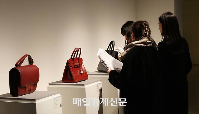 6일 서울옥션 강남센터에서 국세청 경매 프리뷰 전시가 열리고 있다. [이승환기자]