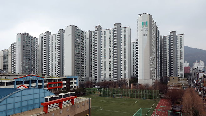 서울 강북에 전세 매물이 빠르게 사라지고 있다.  동대문구 장안동의 한 아파트 전경 <이승환 기자>