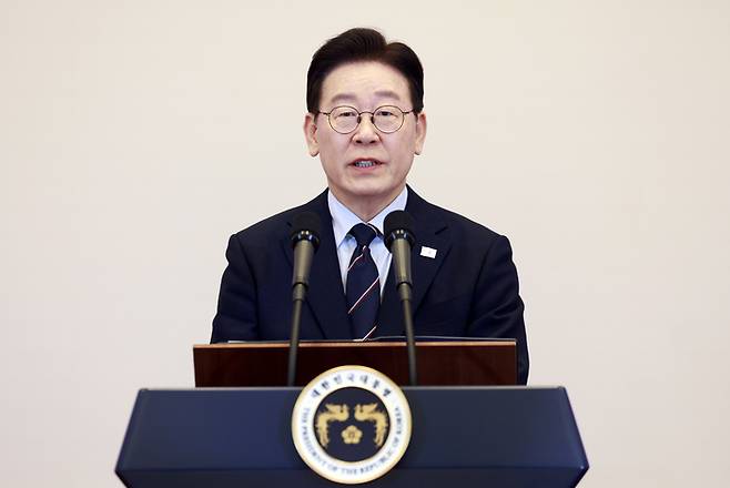 이재명 대통령이 지난 6일 청와대 영빈관에서 열린 2026년 준장 진급 장성 삼정검 수여식에서 격려사를 하고 있다. [청와대통신사진기자단]