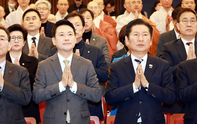 정청래 더불어민주당 대표와 장동혁 국민의힘 대표가 지난 4일 서울 여의도 국회 도서관에서 열린 2026 국회정각회 신춘법회에서 합장하고 있다. [공동취재]