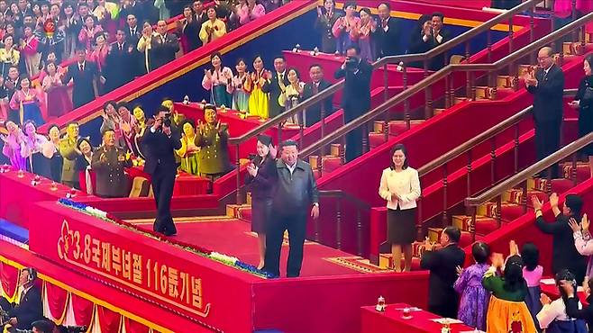 김정은 북한 국무위원장이 아내 리설주 여사, 딸 주애와 함께 지난 8일 평양체육관에서 열린 3·8 국제부녀절(세계 여성의 날) 기념 공연을 관람했다고 조선중앙TV가 9일 보도했다. [조선중앙TV 캡쳐·연합뉴스]