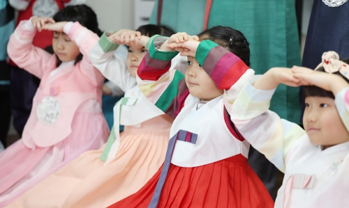 12일 오전 대구 북구 대원유치원에서 설날을 맞아 어린이들이 한복을 차려입고 세배하는 법을 배우고 있다. 기사 내용과 직접적인 연관 없는 이미지. [연합뉴스]