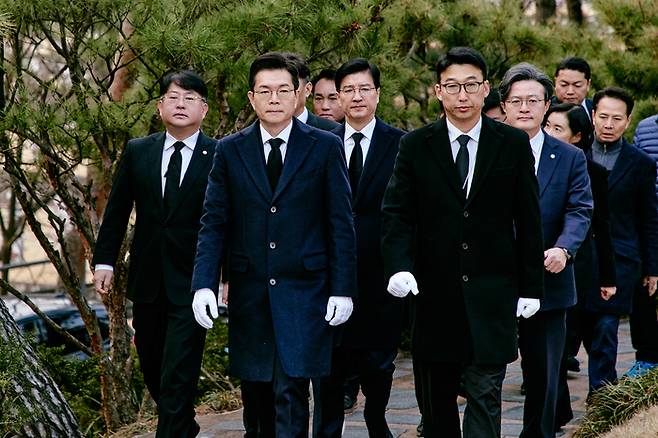 더불어민주당 서울시장 예비후보인 정원오 전 성동구청장이 9일 서울 동작구 국립서울현충원 고(故) 김대중 전 대통령 묘소를 찾아 참배하기 위해 이동하고 있다.  [사진출처=정원오 캠프 ]