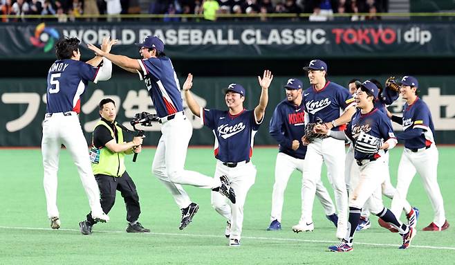 호주를 꺾고 8강 진출을 확정한 한국 대표팀이 기뻐하고 있다. [연합뉴스]