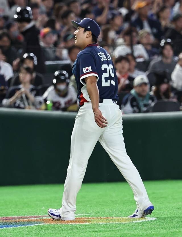 9일 일본 도쿄돔에서 열린 2026 WBC 조별리그 C조 4차전 대한민국과 호주의 경기. 1회말 이닝을 마친 한국 선발 투수 손주영이 더그아웃으로 향하고 있다. 사진=연합뉴스