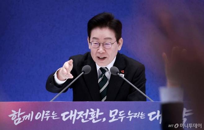 [서울=뉴시스] 고범준 기자 = 이재명 대통령이 21일 청와대 영빈관에서 열린 2026년 신년 기자회견에서 기자 질문을 받고 있다. 2026.01.21. bjko@newsis.com /사진=고범준