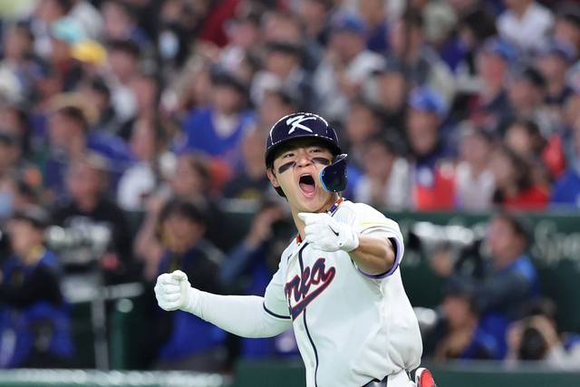김도영이 8일 일본 도쿄의 도쿄돔에서 열린 2026 WBC C조 조별리그 3차전 대만전에서 6회 말 1사 1루에서 2점 홈런을 친 뒤 포효하고 있다.  뉴시스