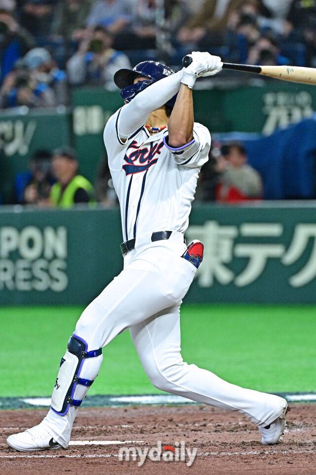 8일 일본 도쿄돔에서 열린 2026 월드 베이스볼 클래식(WBC) 조별리그 한국-대만 경기. 김도영이 6회말 1사 1루에 역전 투런포를 바라보고 있다./도쿄(일본)=한혁승 기자