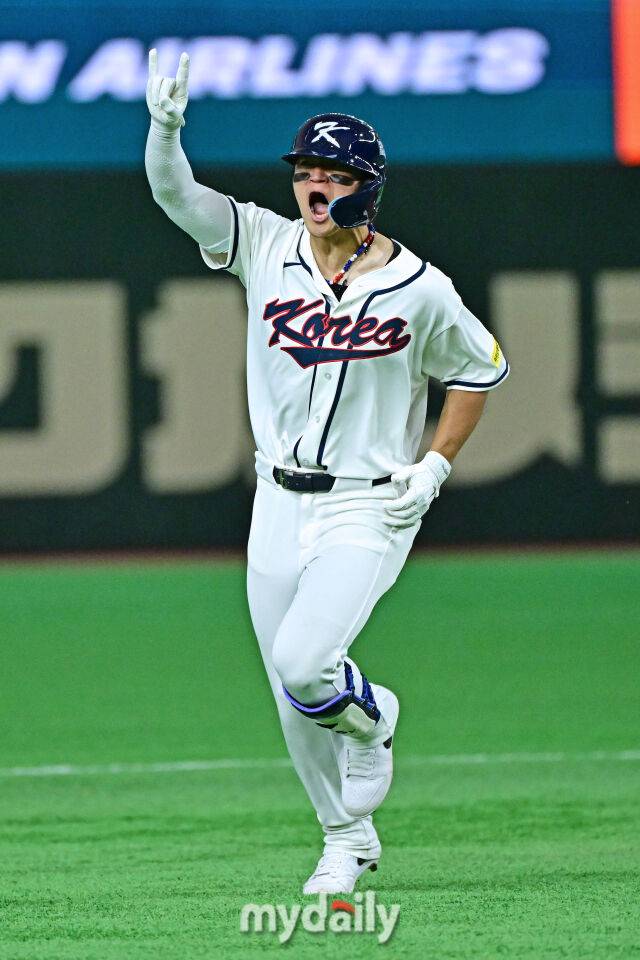 8일 일본 도쿄돔에서 열린 2026 월드 베이스볼 클래식(WBC) 조별리그 한국-대만 경기. 김도영이 6회말 1사 1루에 역전 투런포를 친 후 그라운드를 뛰고 있다./도쿄(일본)=한혁승 기자