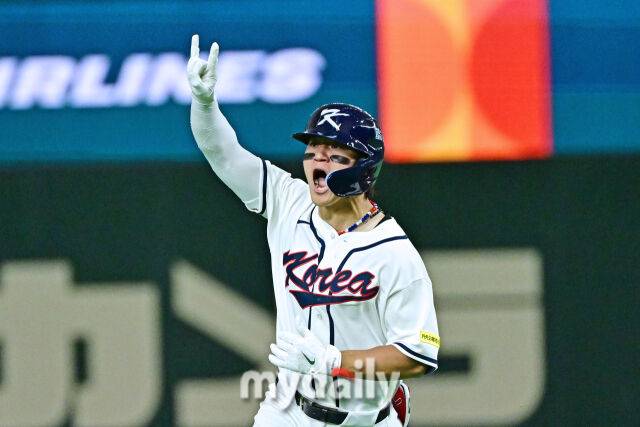 8일 일본 도쿄돔에서 열린 2026 월드 베이스볼 클래식(WBC) 조별리그 한국-대만 경기. 김도영이 6회말 1사 1루에 역전 투런포를 친 후 그라운드를 뛰고 있다./도쿄(일본)=한혁승 기자 hanfoto@mydaily.co.kr