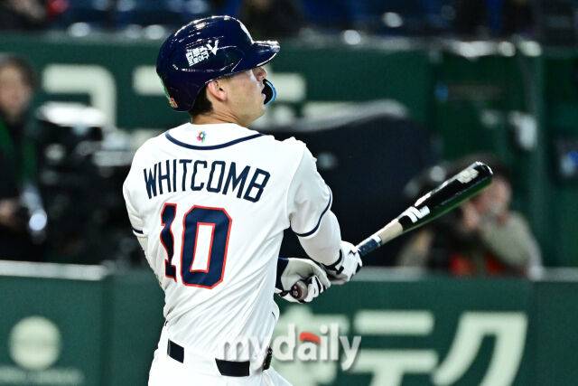 5일 일본 도쿄돔에서 열린 2026 월드 베이스볼 클래식(WBC) 조별리그 한국-체코 경기. 한국 위트컴이 3회초 1사에 솔로포를 친 후 바라보고 있다./도쿄(일본)=한혁승 기자 hanfoto@mydaily.co.kr