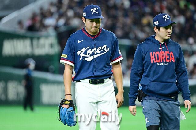 9일 일본 도쿄돔에서 열린 2026 월드 베이스볼 클래식(WBC) 조별리그 한국-호주 경기. 선발 손주영이 2회말 시작과 동시에 마운드에 방문한 류지현 감독과 아야기를 나눈 뒤 교체되고 있다./도쿄(일본) = 한혁승 기자