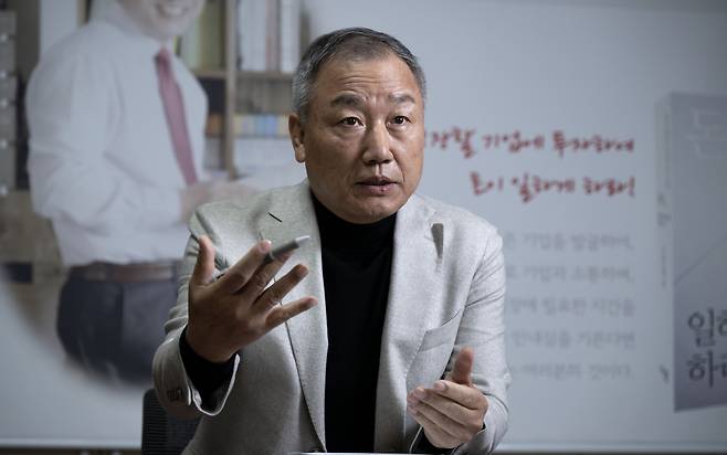 ‘주식농부’ 박영옥 스마트인컴 대표가 최근 서울 여의도 스마트인컴 사무실에서 헤럴드경제와 인터뷰하고 있다. 박 대표는 “진짜 투자는 군중의 함성이 들리지 않는 곳에 있다”며 “남들이 주목하지 않을 때 깊이 공부해 스스로 확신할 수 있는 기업을 찾아야 한다”고 강조했다.  임세준 기자