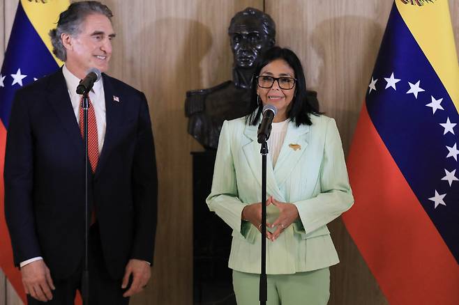 더그 버검 미국 내무부 장관(왼쪽)과 델시 로드리게스 베네수엘라 임시 대통령이 지난 5일(현지시간) 카라카스 미라플로레스 대통령궁에서 합동 기자회견을 열었다. 버검 장관은 베네수엘라로부터 투자 의향이 있는 외국 기업들의 안전을 보장하겠다는 약속을 받았고, 베네수엘라가 올해 석유 및 가스 생산 목표를 초과 달성할 것이라고 말했다.[베네수엘라 대통령실 제공]