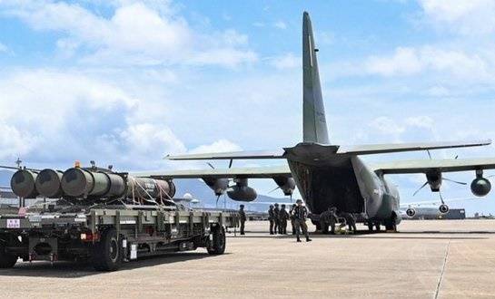 2024년 8월 22일 부산 강서구 김해기지에서 군 장병들이 천궁 유도탄을 싣고 착륙한 C-130J 수송기에서 유도탄을 하역하고 있다. [공군 제공]
