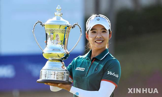 [링수이=신화/뉴시스] 이미향이 8일(현지 시간) 중국 하이난성 링수이의 지안 레이크 블루베이 골프클럽에서 열린 미국여자프로골프(LPGA) 투어 블루베이 LPGA 정상에 올라 트로피를 들고 포즈를 취하고 있다. 이미향은 최종 합계 11언더파 277타로 우승, 약 9년 만에 정상에 올랐다. 2026.03.09.
