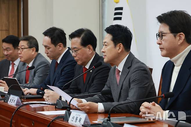 [서울=뉴시스] 고승민 기자 = 장동혁 국민의힘 대표가 9일 서울 여의도 국회에서 열린 최고위원회의에서 발언하고 있다. 2026.03.09. kkssmm99@newsis.com