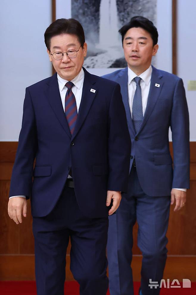 [서울=뉴시스] 고범준 기자 = 이재명 대통령이 9일 청와대에서 열린 중동 상황 관련 비상경제점검회의에 입장하고 있다. 2026.03.09. bjko@newsis.com