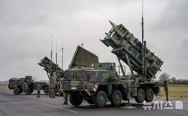 [슈베징=AP/뉴시스] 2022년 3월 독일 슈베징 공군기지에 미국산 패트리엇 대공 미사일 시스템이 준비돼 있다. (사진=뉴시스DB)