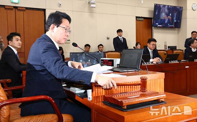 [서울=뉴시스] 김명년 기자 = 김상훈 대미투자특별법 처리를 위한 특별위원회 위원장이 9일 오후 서울 여의도 국회에서 열린 특위 전체회의에서 의사봉을 두드리고 있다. 이날 전체회의에서 대미투자특별법이 만장일치로 통과됐다. 2026.03.09. kmn@newsis.com