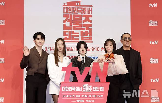 [서울=뉴시스] 김혜진 기자 = 배우 김준한(왼쪽부터), 정수정, 심은경, 임수정, 하정우가 9일 오후 서울 구로구 더링크 호텔에서 열린  tvN 새 토일드라마 '대한민국에서 건물주 되는 법' 제작발표회에서 포즈를 취하고 있다. 2026.03.09. jini@newsis.com